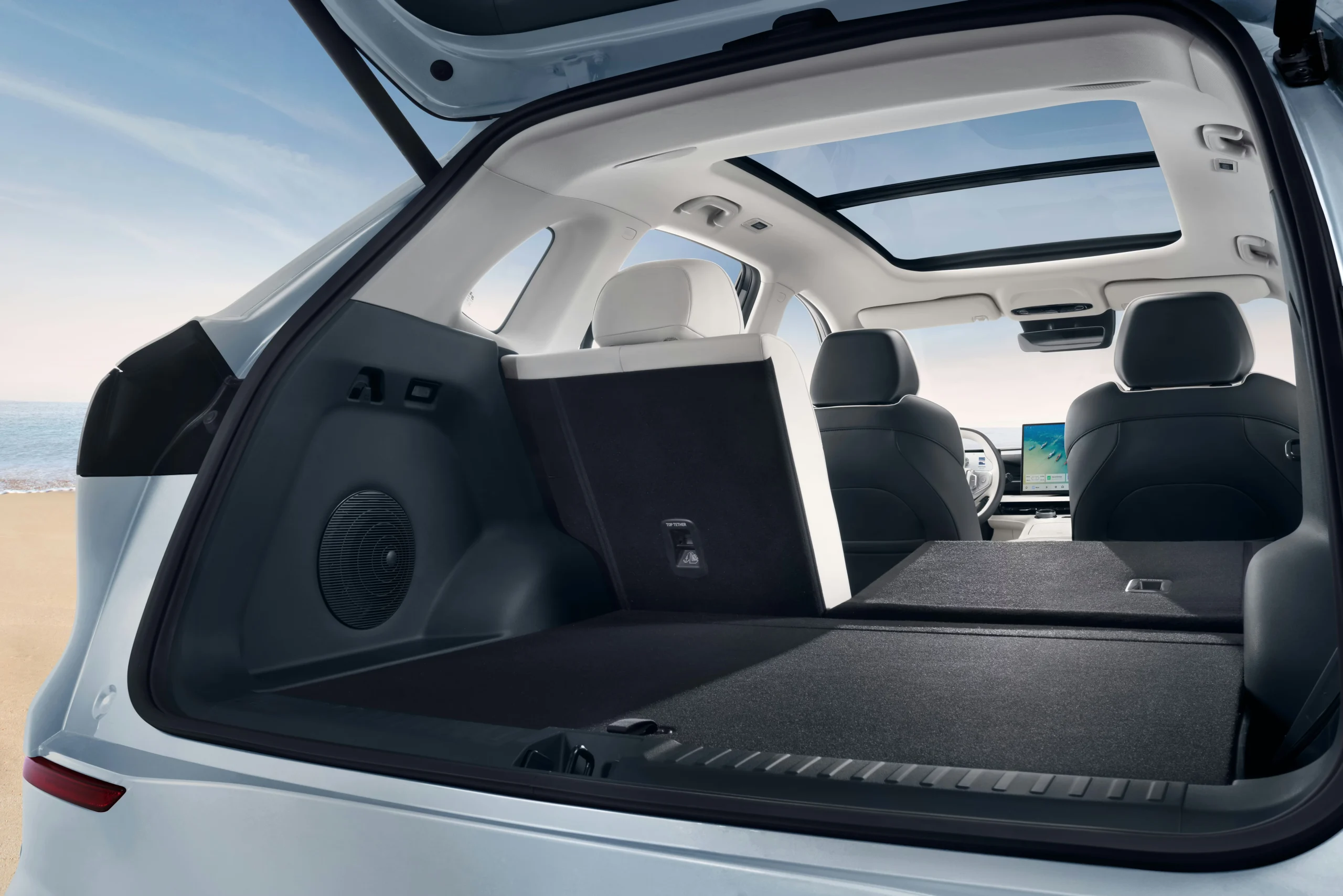GEELY E5 ELEKTROMOS SUV 10 GEELY E5 PRAKTIKUS TÁROLÓMEGOLDÁSOK: Az átgondolt tárolóhelyek rendezettebbé és kényelmesebbé teszik a mindennapi használatot.