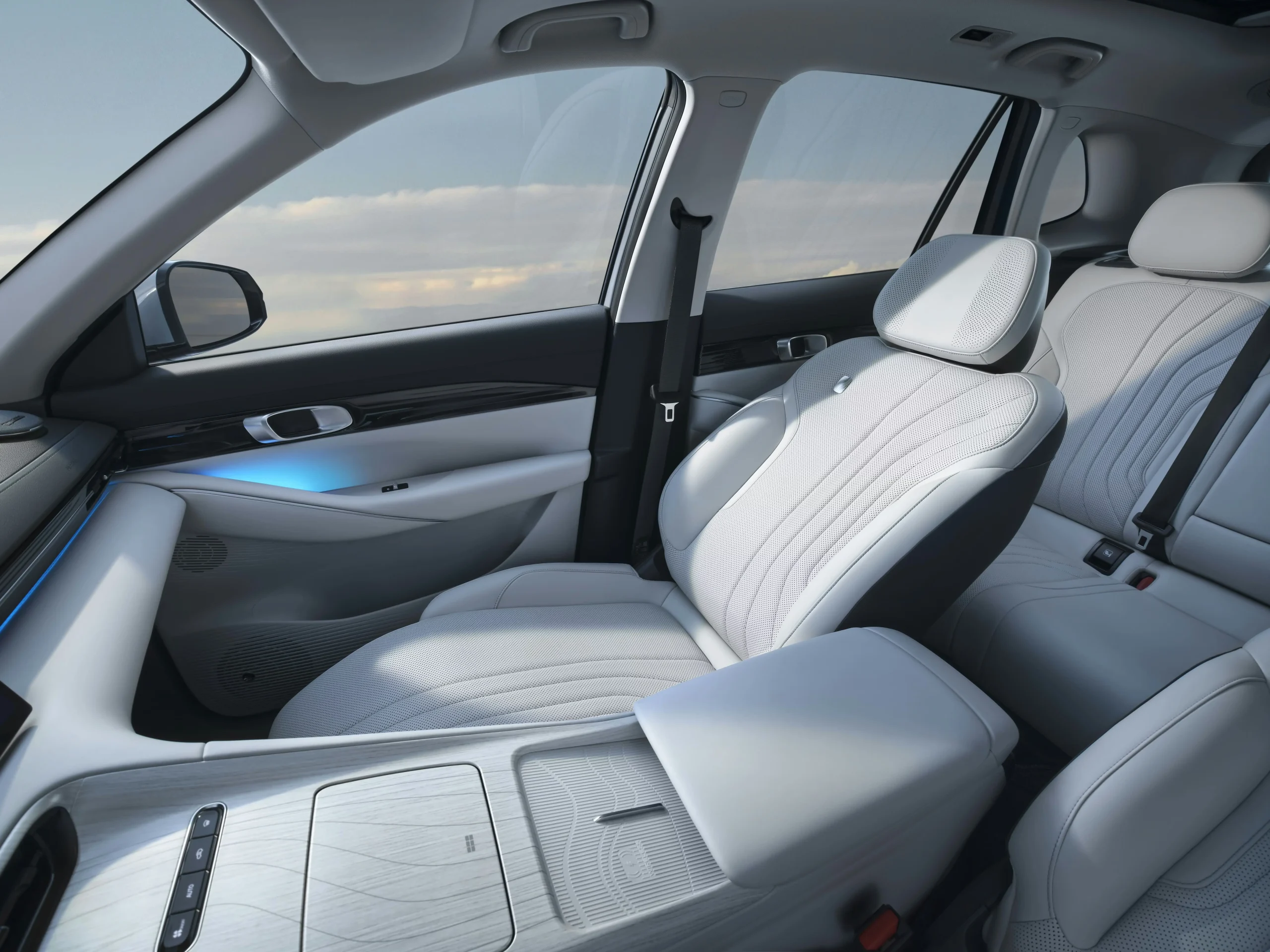 GEELY E5 ELEKTROMOS SUV 6 GEELY E5 PRÉMIUM KOMFORTÉRZET: Az elektromosan állítható ülések és a minőségi anyaghasználat még hosszabb utakon is kényelmes utasteret biztosítanak.