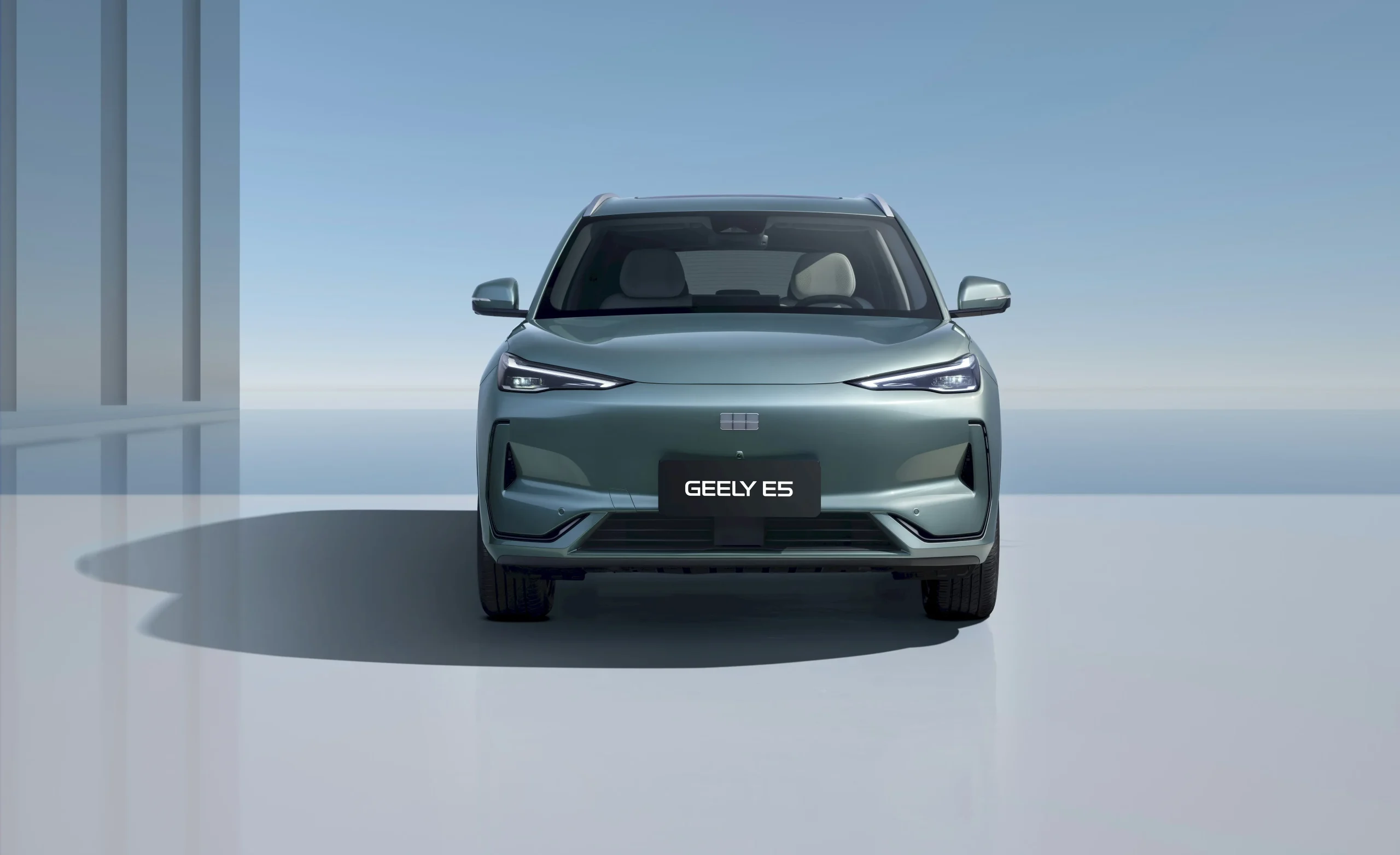 MEGGYŐZŐ ELSŐ BENYOMÁS: A magabiztos frontrész és a letisztult részletek modern, erőteljes karaktert adnak a GEELY E5-nek.
