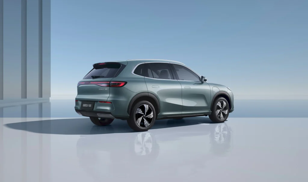 GEELY STARRAY VS. GEELY E5? GEELY E5 ELEGÁNS VONALVEZETÉS: Az áramvonalas sziluett és a finoman kidolgozott formák egyszerre teszik dinamikussá és kifinomulttá a GEELY E5 megjelenését.
