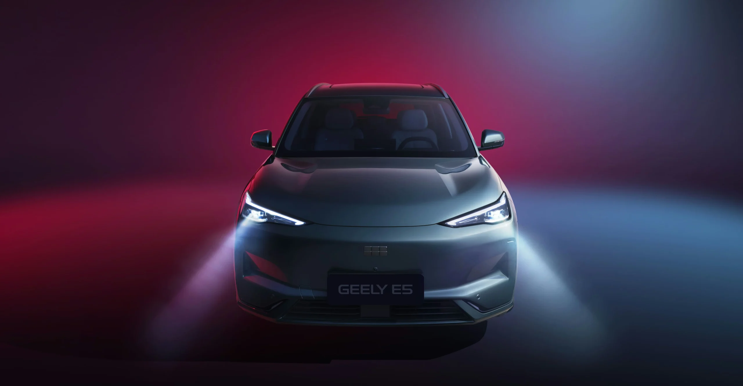 GEELY E5 ELEKTROMOS SUV 4 GEELY E5 INTELLIGENS LED VILÁGÍTÁS: A teljes LED-es fényrendszer nemcsak látványos, hanem a mindennapi vezetést is biztonságosabbá teszi.