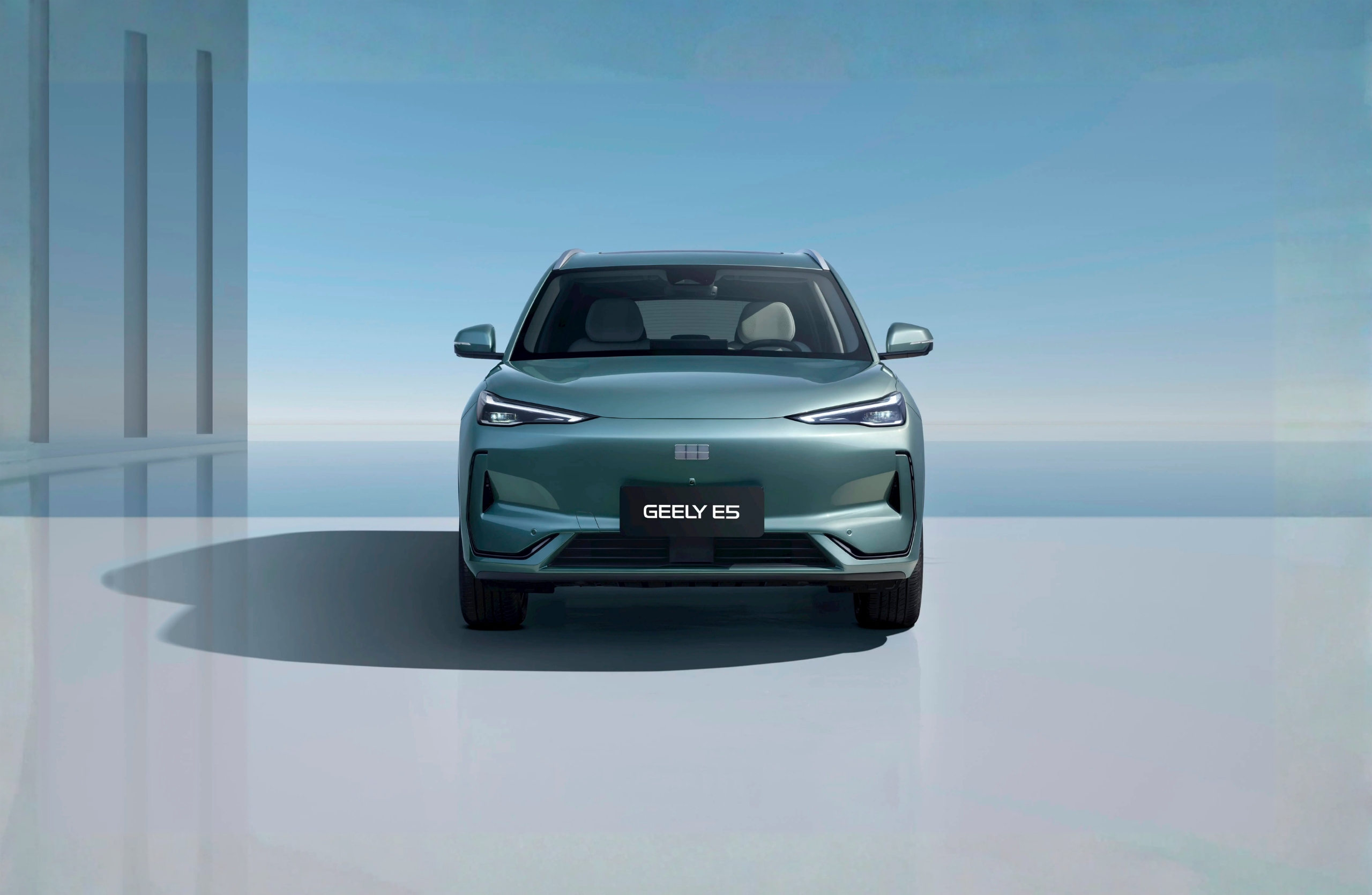 Főoldal 8 GEELY E5 szemből MEGGYŐZŐ ELSŐ BENYOMÁS: A magabiztos frontrész és a letisztult részletek modern, erőteljes karaktert adnak a GEELY E5-nek.