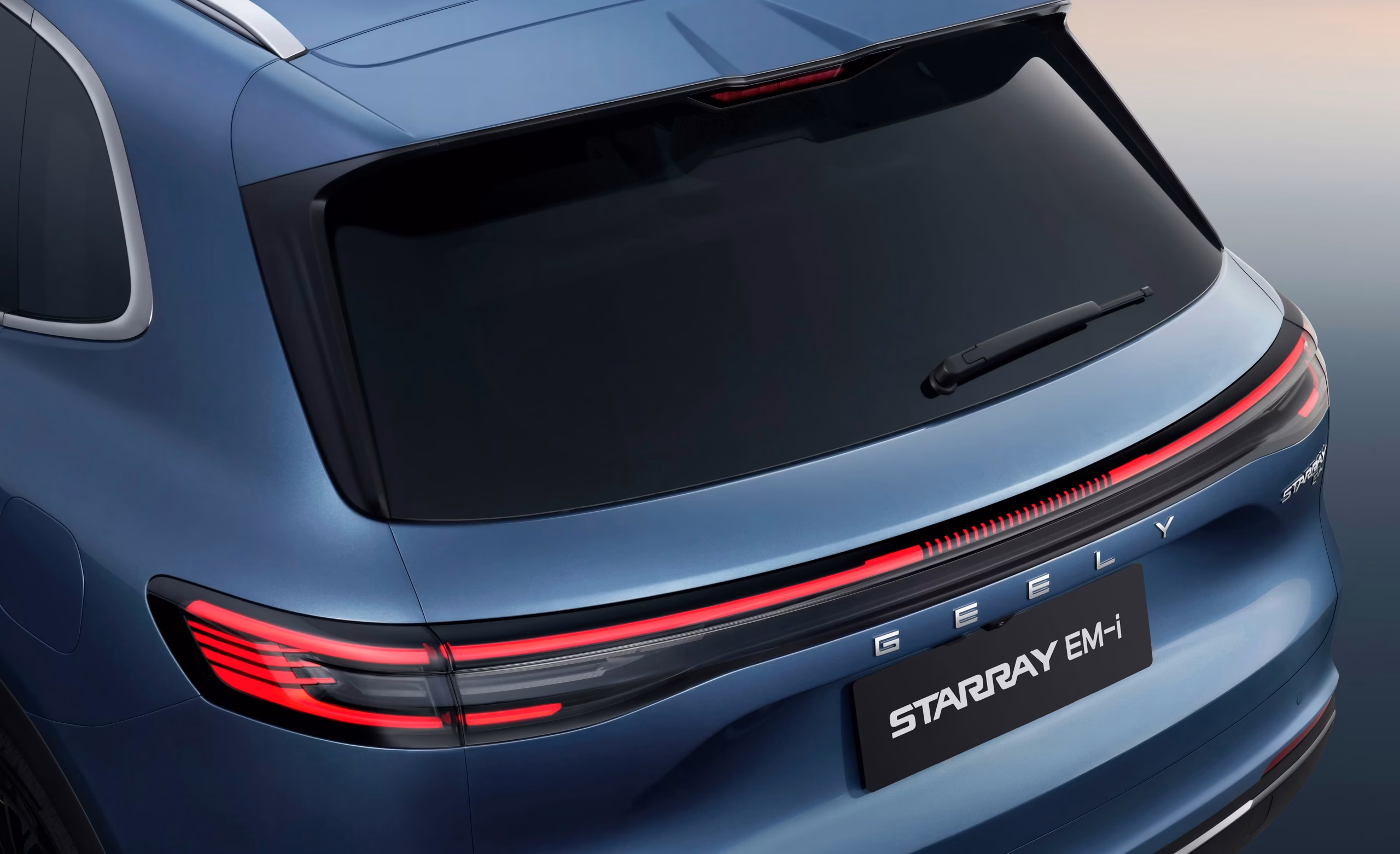 GEELY STARRAY EM-i 5 GEELS STARRAY EM-i MODERN LED HÁTSÓ VILÁGÍTÁS: A letisztult LED-es hátsó lámpák látványos fénygrafikával teszik még egyedibbé a megjelenést, miközben a biztonságról gondoskodnak.
