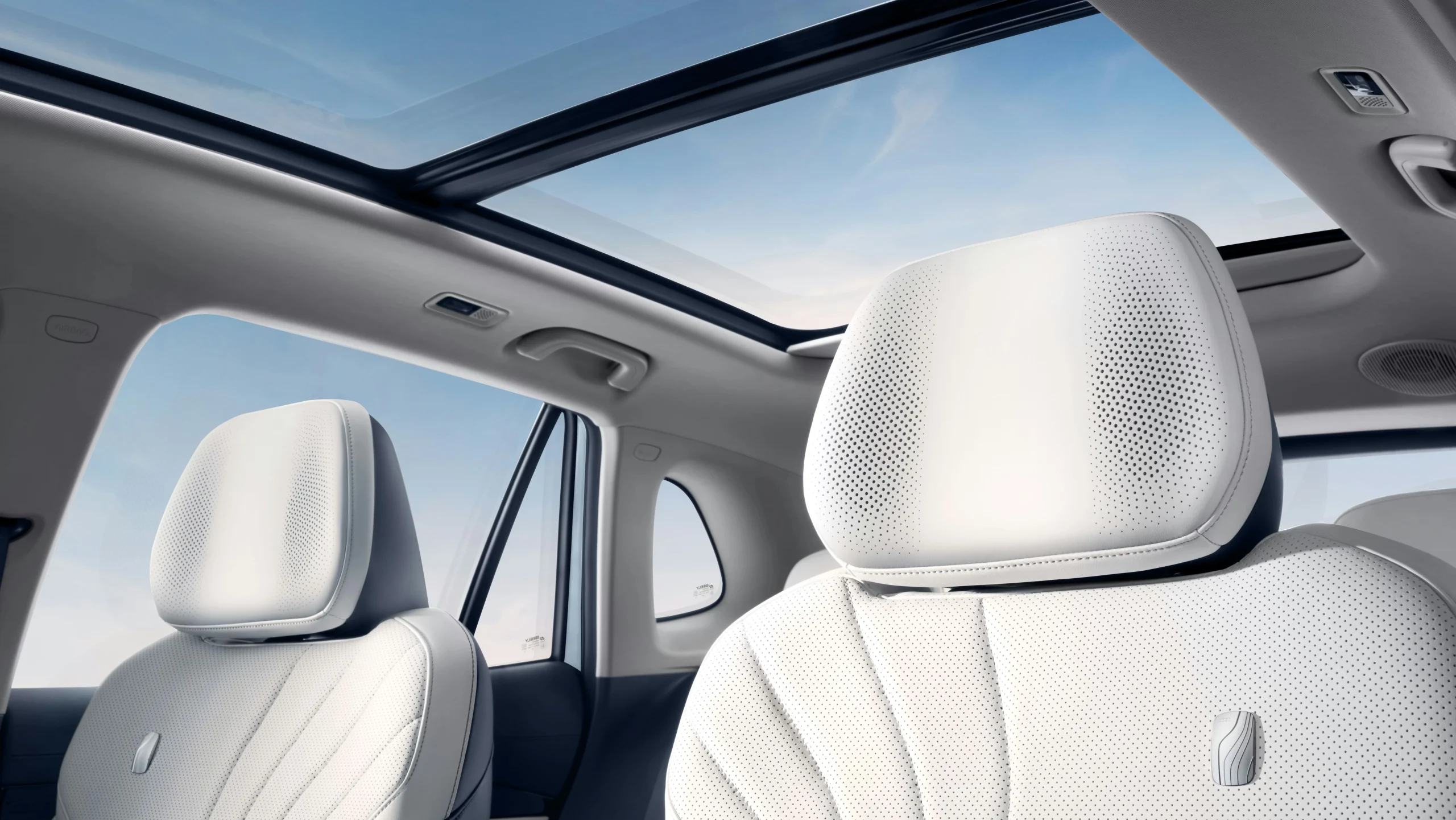 GEELY E5 ELEKTROMOS SUV 8 GEELY E5 PANORÁMATETŐ A TERMÉSZETES FÉNYÉRT: A nagyméretű panorámatető világosabbá és még tágasabbá teszi az utasteret.