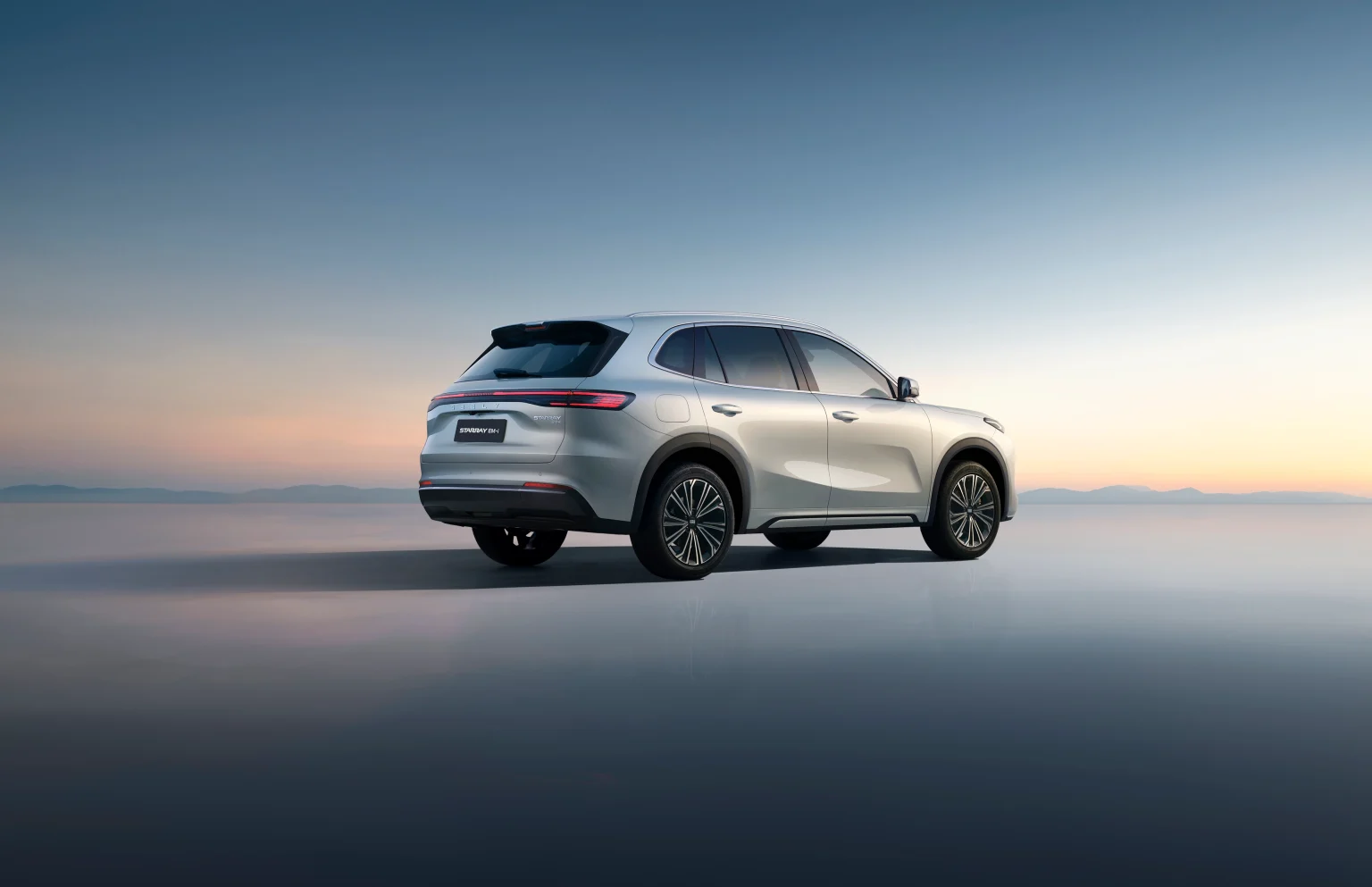 GEELY STARRAY EM-i DINAMIKUS SZILUETT: a széles hátsó kialakítás és az arányos forma sportos, mégis elegáns megjelenést kölcsönöz a STARRAY EM-i lenyűgöző dizájnjának.