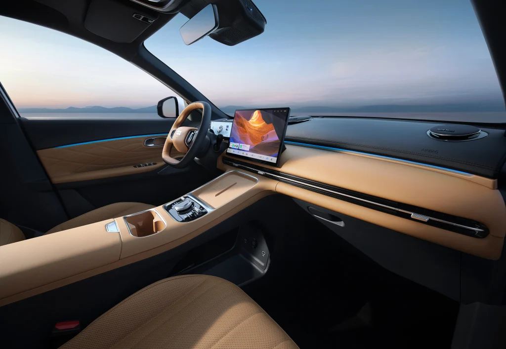 MAGÁVAL RAGADÓ DIGITÁLIS ÉLMÉNY: A 15,4 hüvelykes HD kijelző Apple CarPlay kapcsolattal és hangvezérléssel biztosítja a digitális élményt.