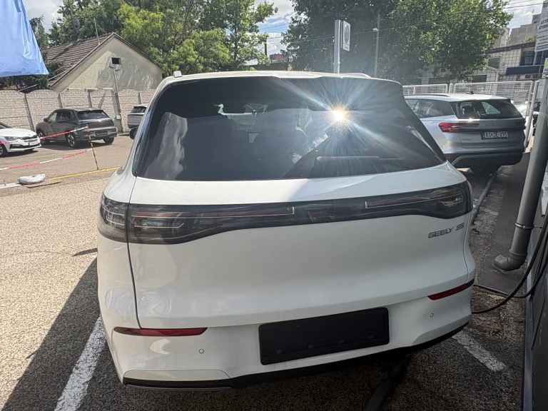 GM26006 E5 MAX feher kek TESZTAUTO Mentes 5