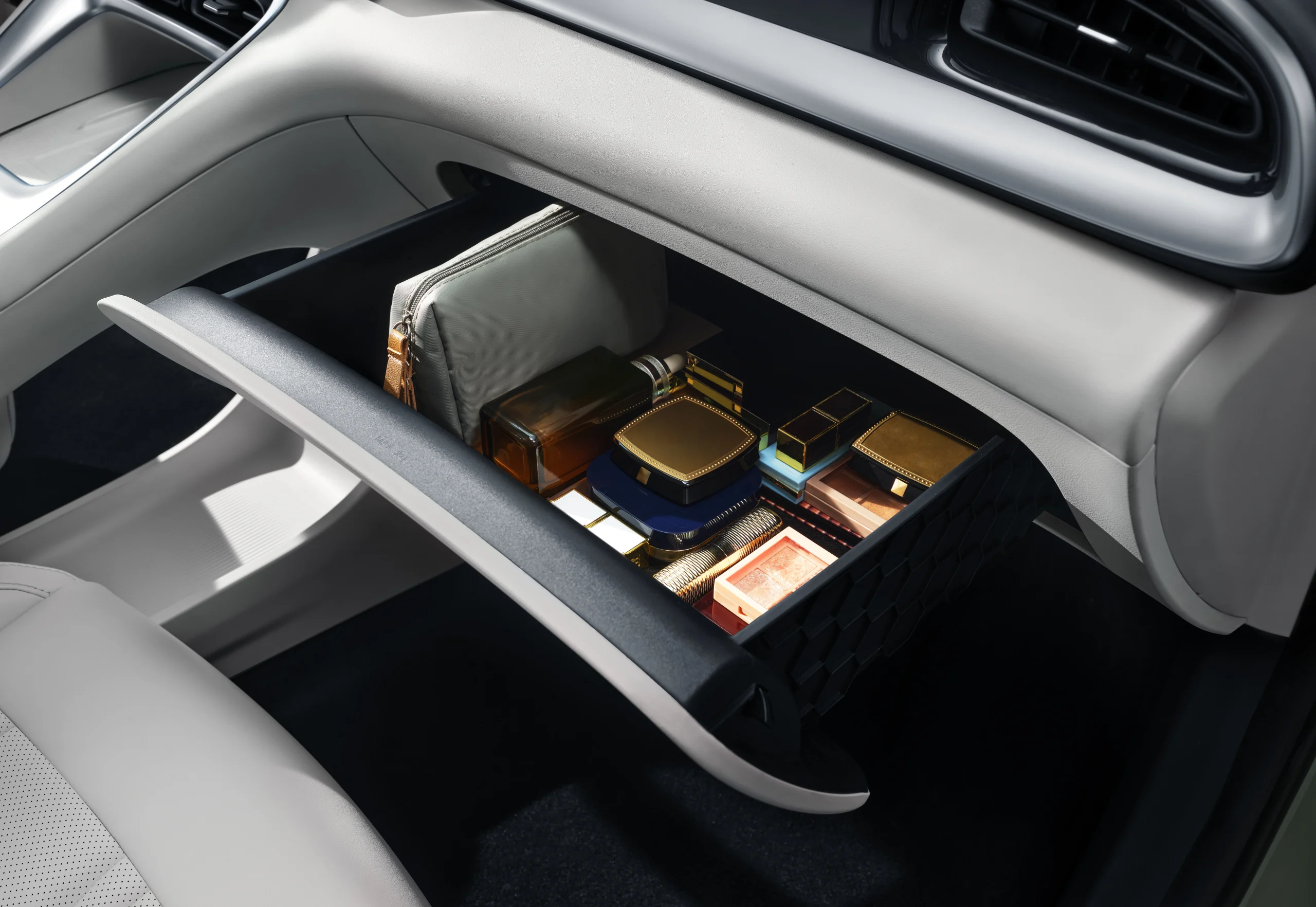 GEELY E2 12 GEELY E2 kényelmes fiók