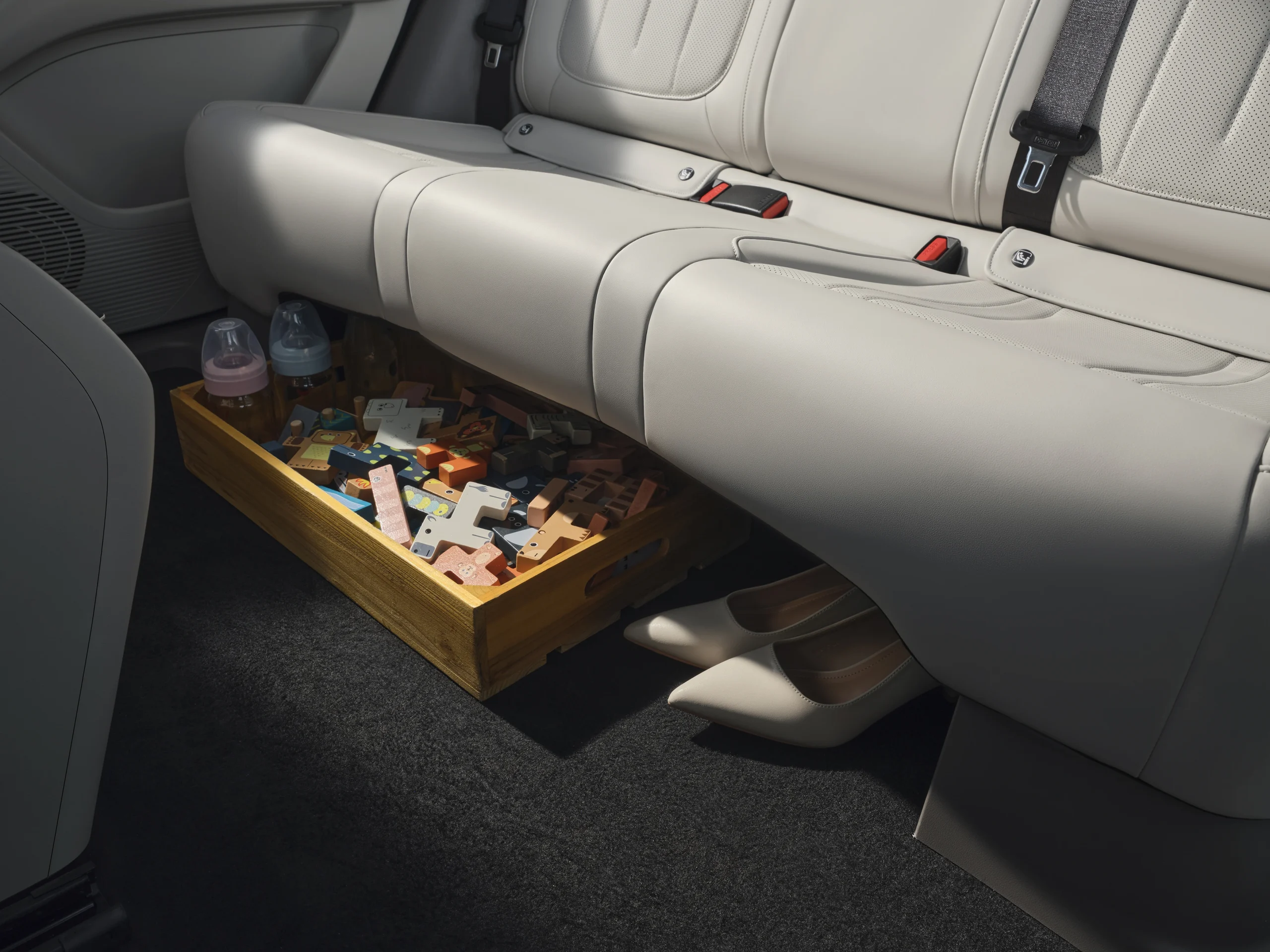 GEELY E2 13 GEELY E2 rejtett tároló