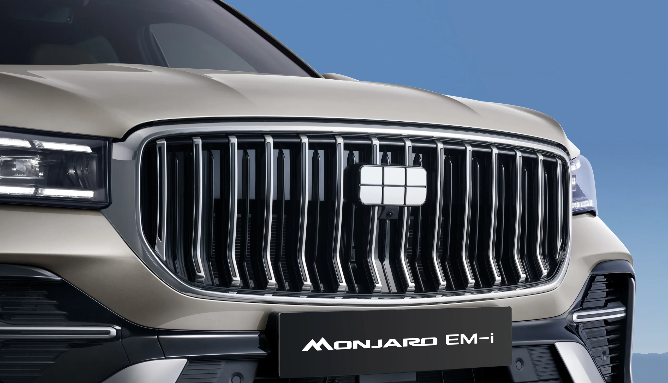 GEELY MONJARO EM-i 3 IKONIKUS HŰTŐMASZK A jellegzetes függőleges rácsozat prémium karaktert kölcsönöznek az autónak.