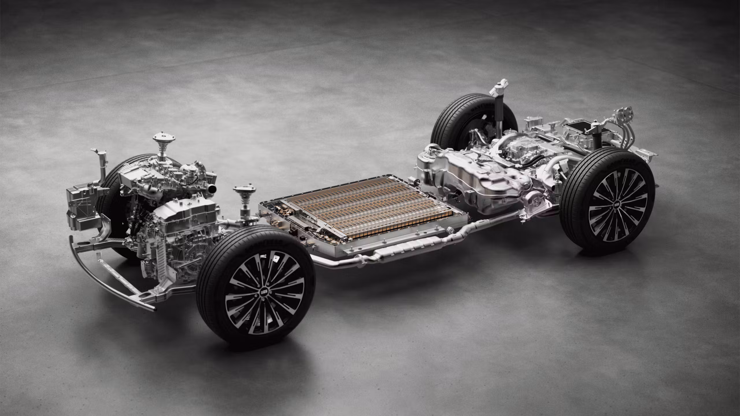 GEELY MONJARO EM-i 20 ERŐTELJES HIBRID TELJESÍTMÉNY Magabiztos összkerékhajtás 246 kW teljesítménnyel és 667 Nm nyomatékkal: a Szuper Hibrid hajtáslánc nem ismer kompromisszumot. Sőt, már kétkerék-hajtással is 200 km/h-s végsebességre képes.